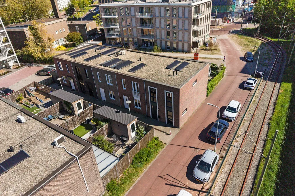 Õhuvaade - Modern Corner House with Solar Panels in 's-Gravenhage