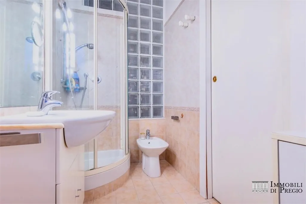 Salles de bain - Charming Trilocale with City View in Milan