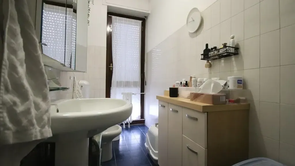 Bathrooms - Four-Bedroom Apartment with Balcony in Monza