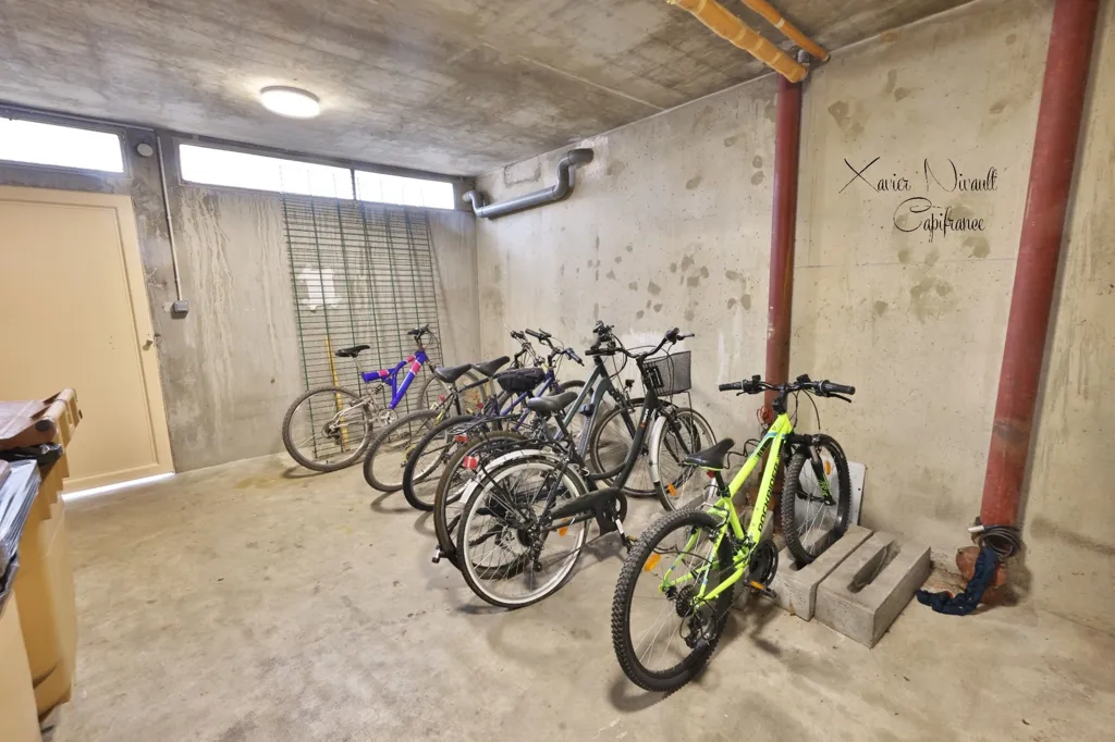 Garage - Appartement 3 Pièces avec Loggia au Centre de Mâcon