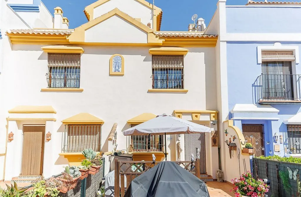 Aed - Terraced House with Pool in Señorío de Roda