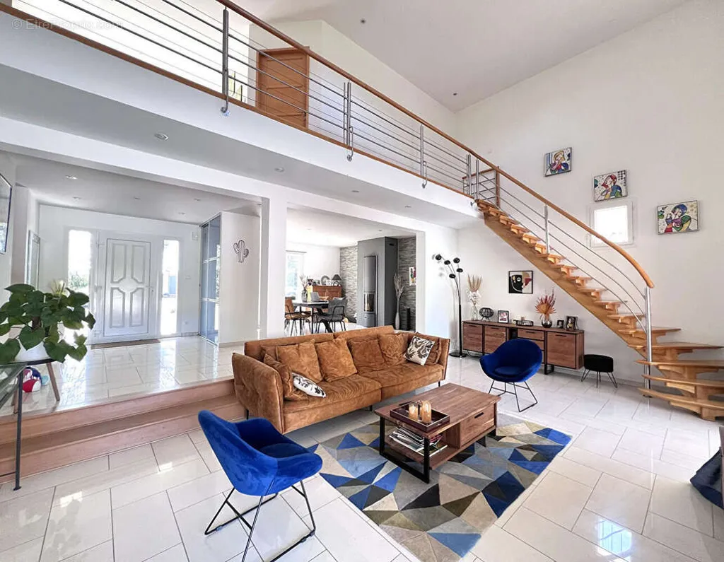 Séjour - Maison 7 pièces à Saint-Cyr-Sur-Menthon