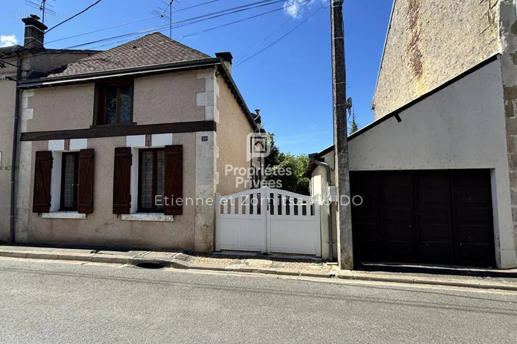 Extérieur - Maison de Ville avec Jardin et Rivière à Vatan