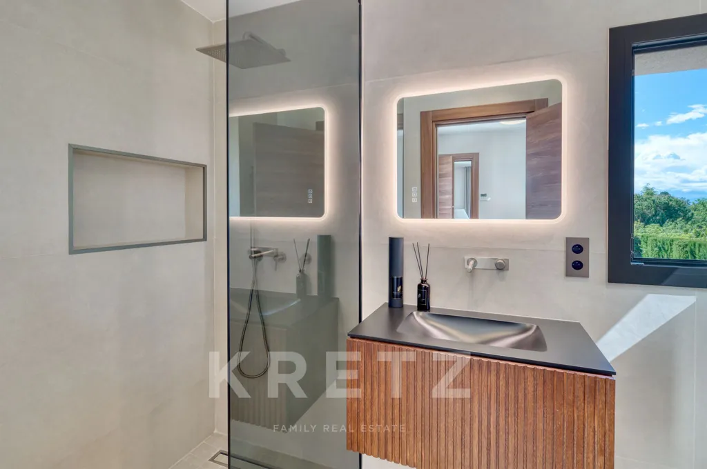 Salles de bain - Villa Rénovée avec Vue Mer à Cannes