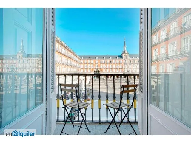 Balcone - 17th-Century Suite with Plaza View in Madrid