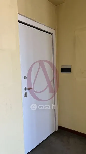 Entrée - Bright Trilocale with Box in Cassano Magnago