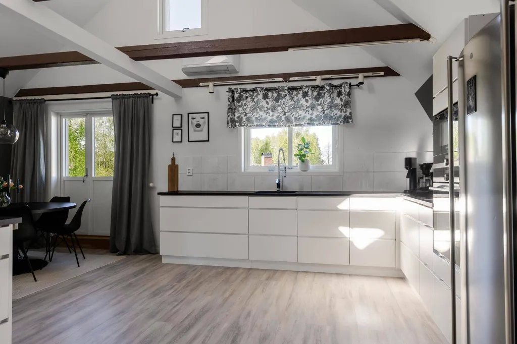 Cuisine - Spacious Villa with Garden in Tibro
