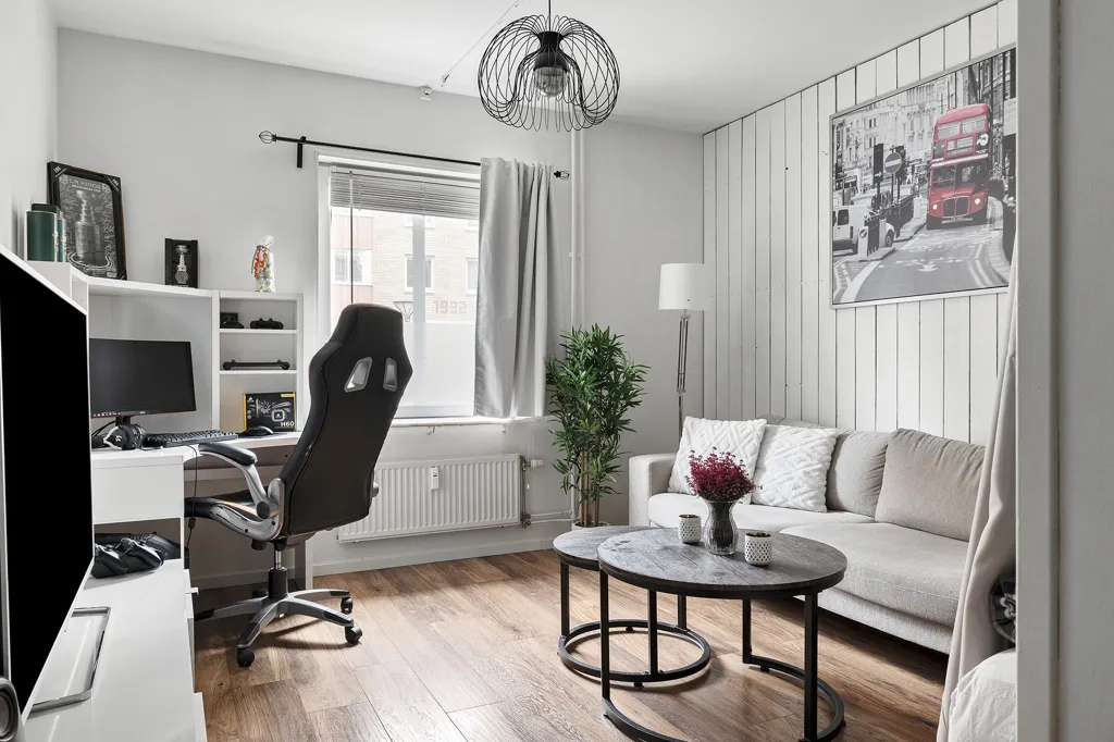 Bureau - Apartment with High Ceilings in Central Jakobsberg