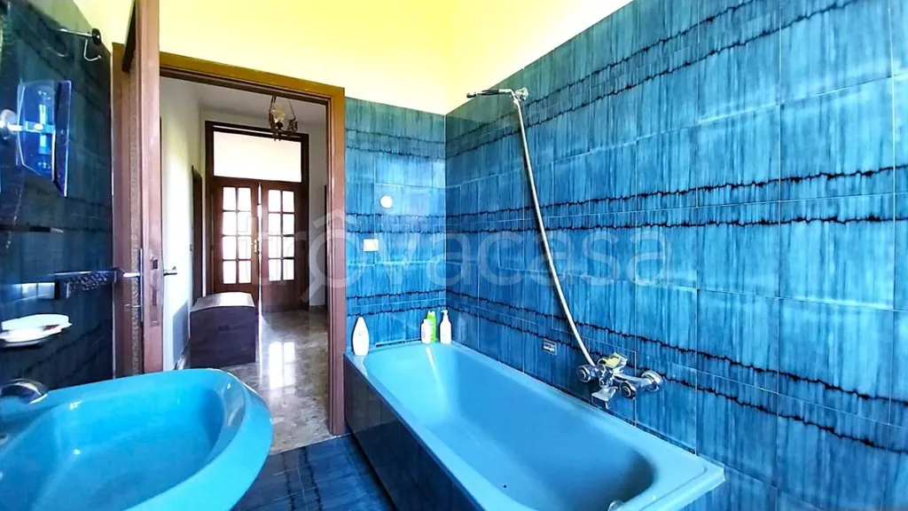 Bathrooms - Rustic House with Garden in Cannara