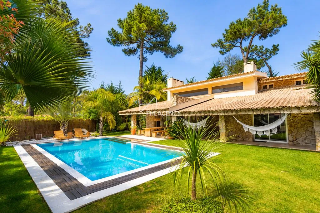 Pool - Luxury Villa with Pool in Charneca de Caparica