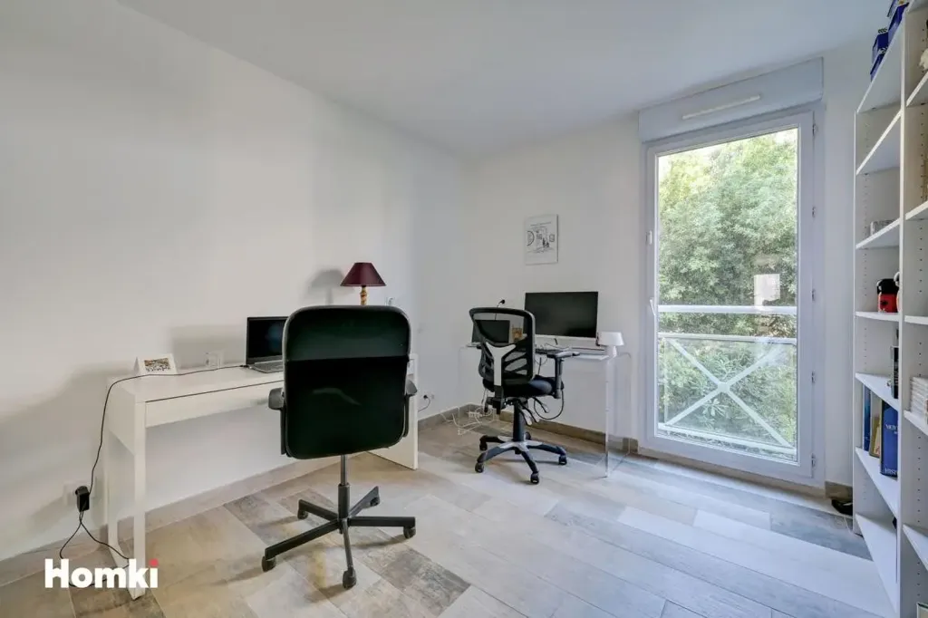Bureau - Appartement T4 Traversant avec Terrasse à Marseille