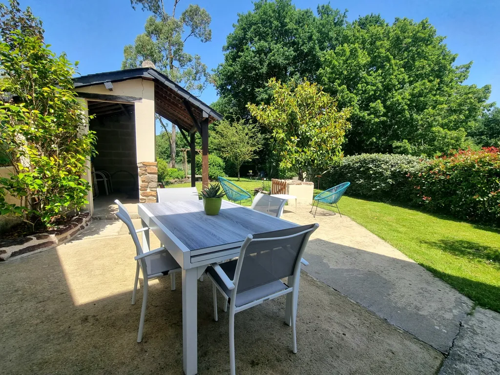 Terrasse - Maison Charmante avec Jardin à Saint-Erblon