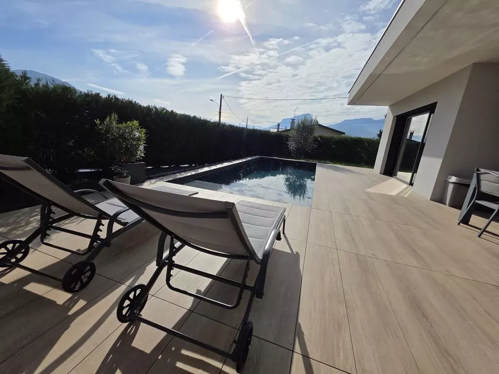 Piscine - Maison de Grand Standing avec Piscine et Vue Montagne