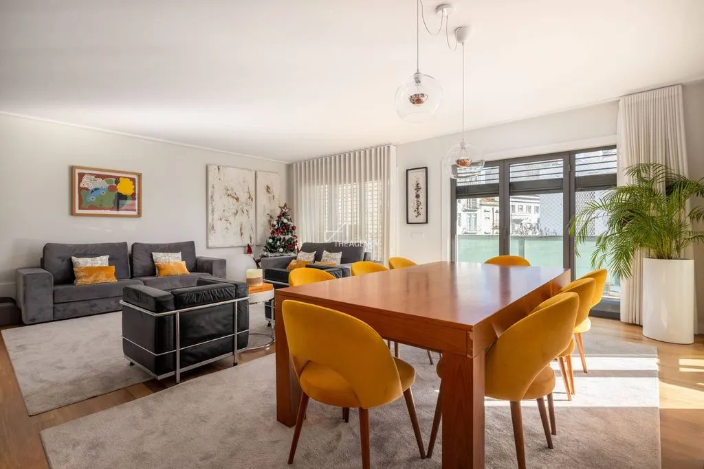 Dining Room - Luxury Flat with Balcony in Lapa, Lisbon