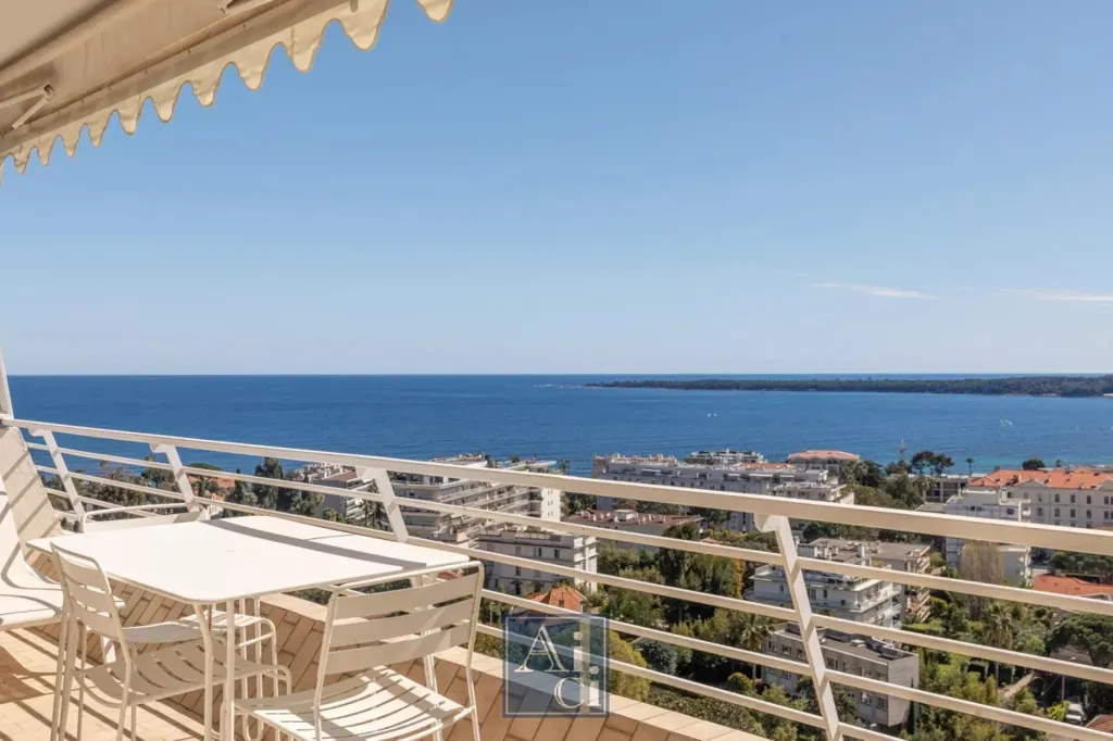 Balcon - Appartement Traversant avec Vue Panoramique à Cannes