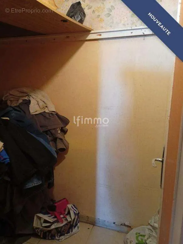 Chambres - Appartement à Rénover avec Balcon à Grigny