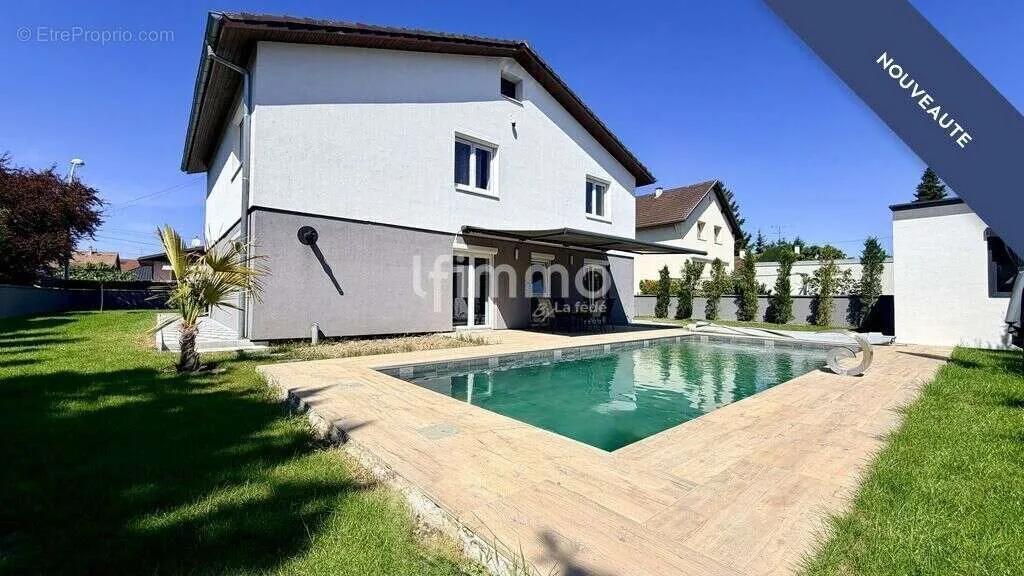 Piscine - Maison Moderne avec Piscine à Wittenheim