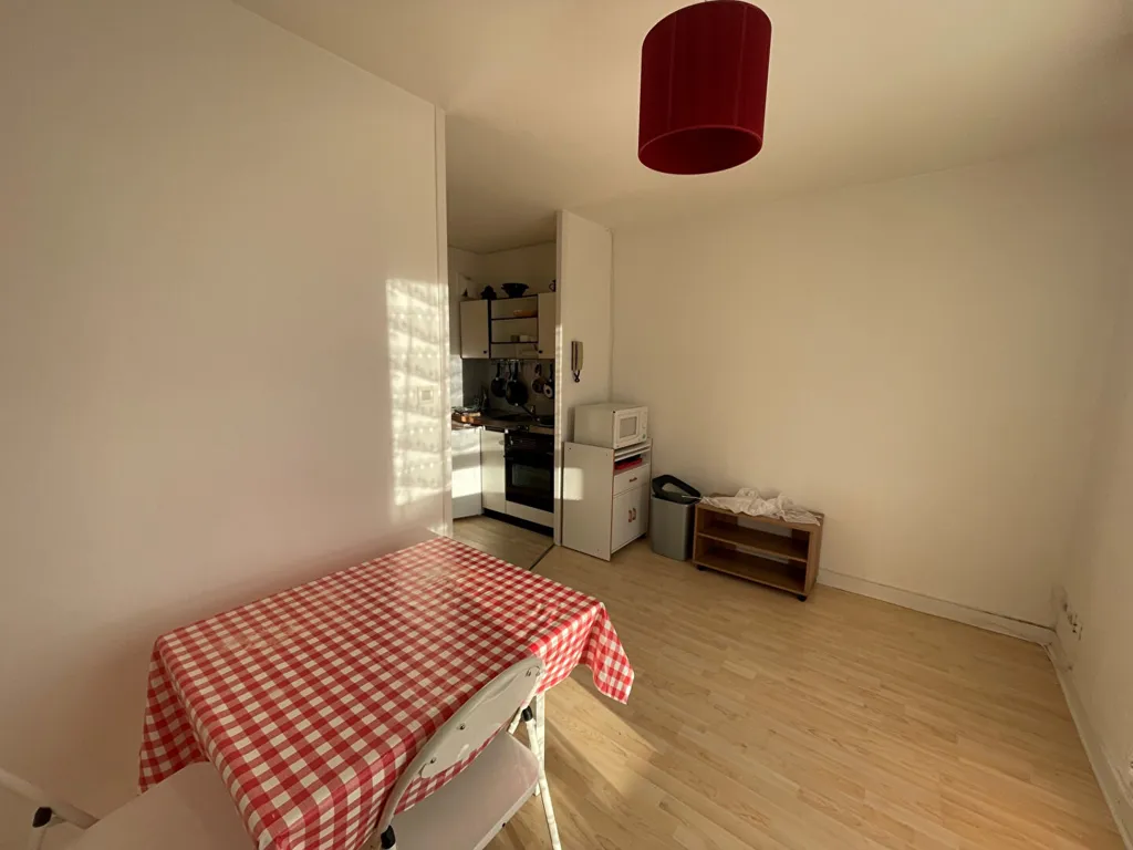 Salle à manger - Studio Meublé avec Parking à Brest