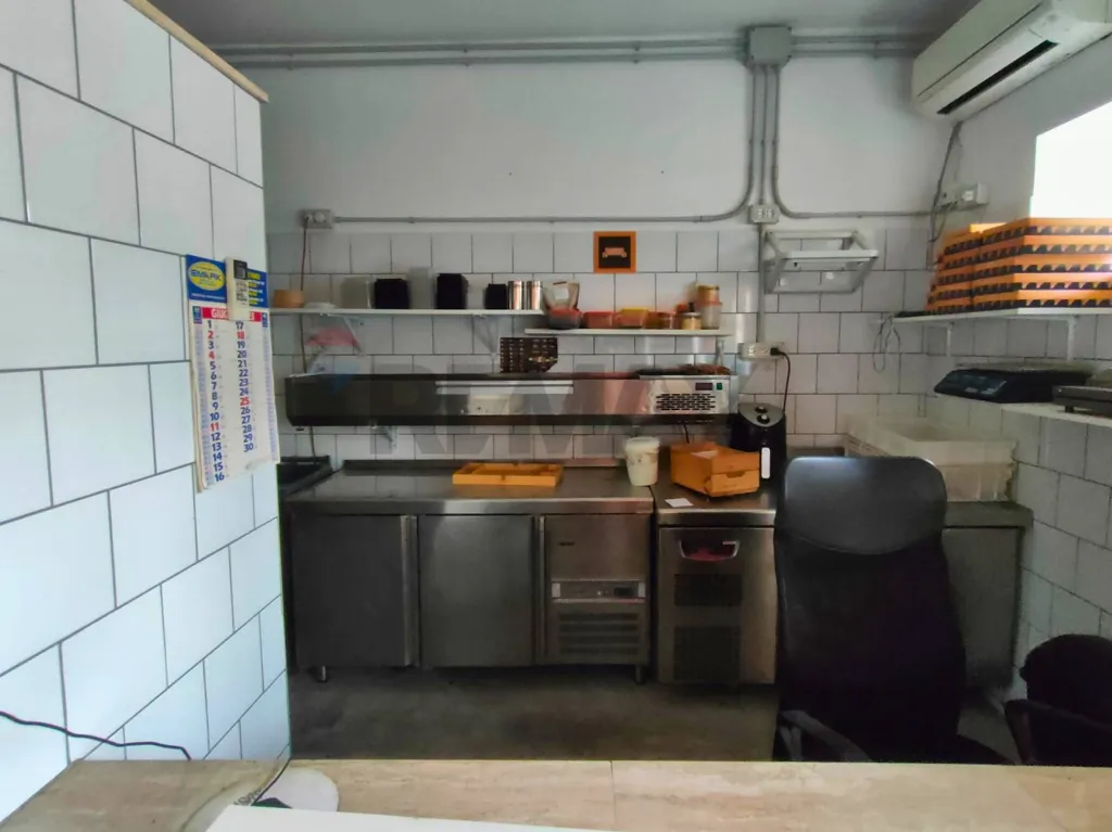 Cuisine - Commercial Space with Vitrine in Piana del Sole, Rome