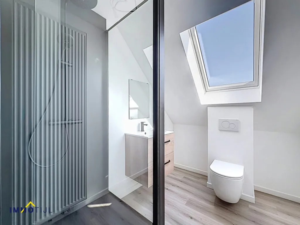 Bathrooms - Modernised House with Garden in Aalst