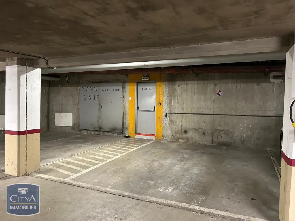 Garaaž - Parking Space in Secure Residence, Orléans