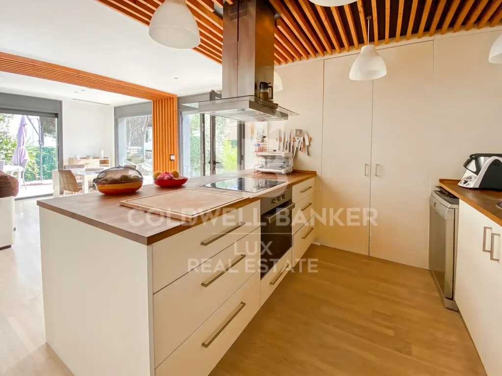 Köök - Modern House with Beachfront in L'Escalà