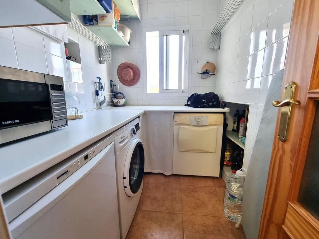 Pesuköök - Corner Luxury House with Pool Potential in San Pedro