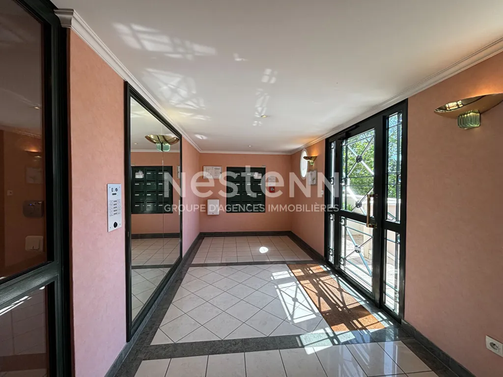 Entrée - Appartement avec Balcon et Parking à Igny, Secteur Sablons