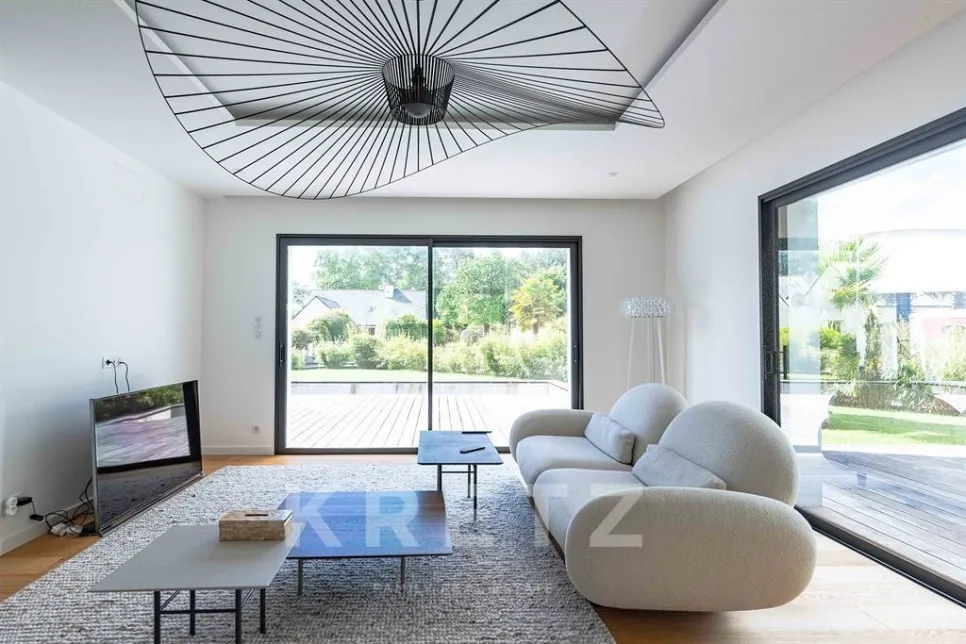 Elutuba - Contemporary House with Pool near Golf Course