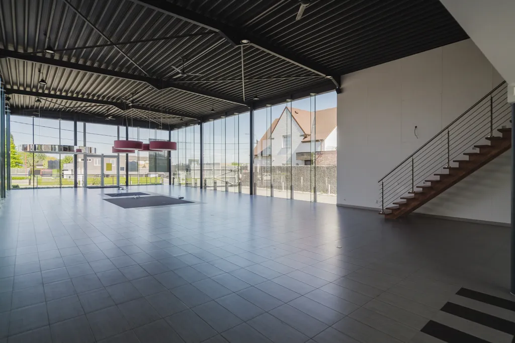 Pièces - Showroom avec atelier et parking à Zwevegem