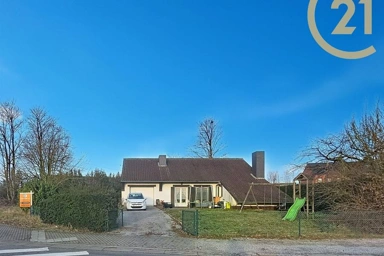 Extérieur - Maison Charmante avec Baies Vitrées à Gozée