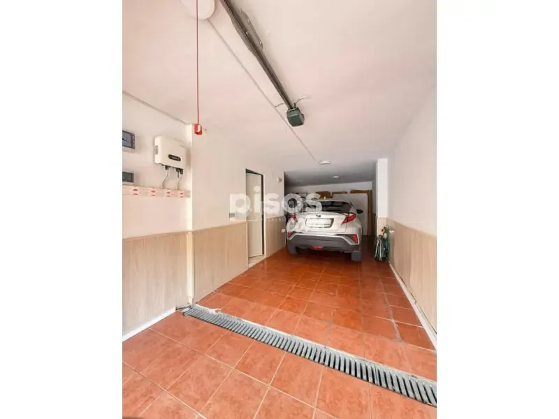 Garaaž - Renovated Townhouse with Solar Panels in Coimbra-Guadarrama
