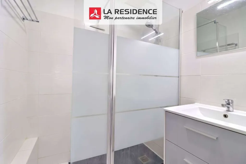 Salles de bain - Appartement Rénové avec Terrasse à Saint-Raphaël