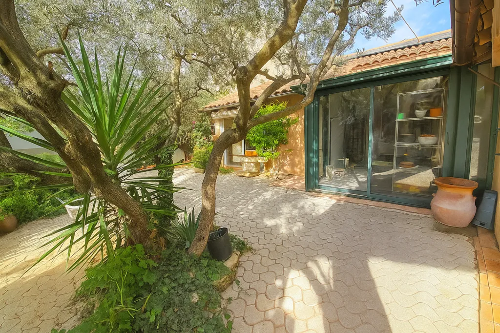 Terrasse - Maison avec Studio Indépendant au Calme à Robion
