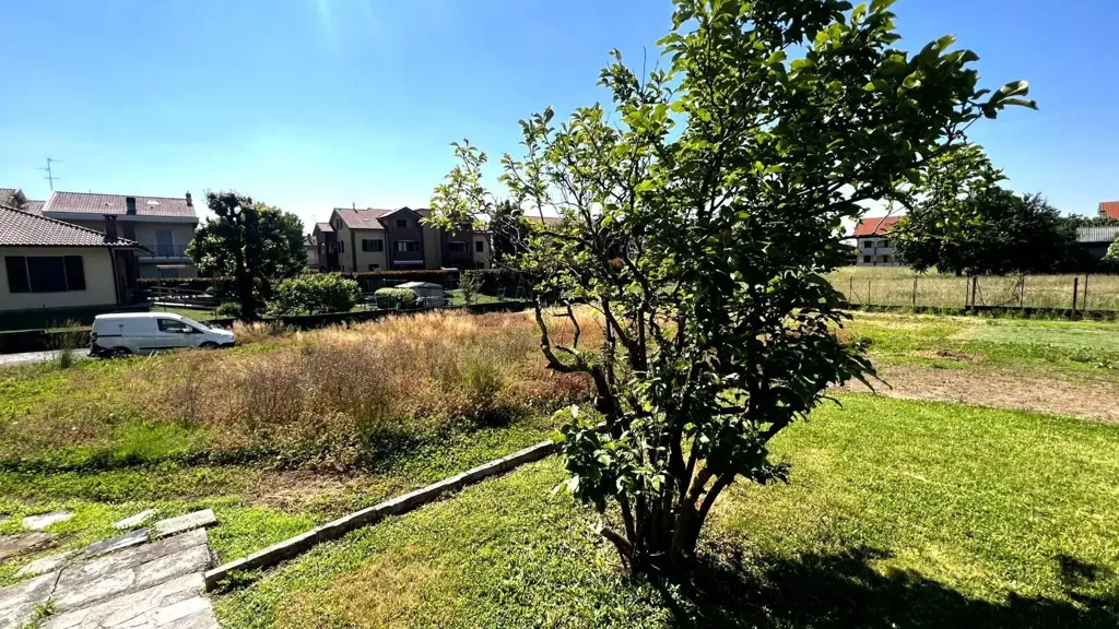 Aed - Villa with Edificabile Potential in Bernareggio