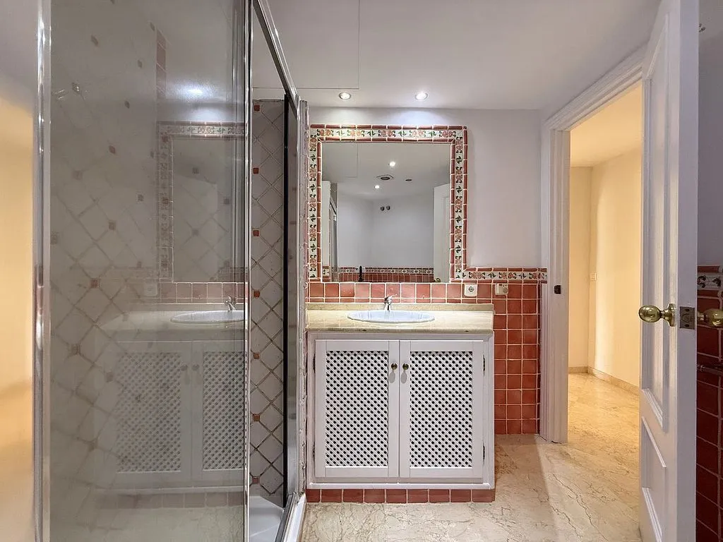 Bathrooms - Apartment with Pool and Golf View in Guadalmina Alta