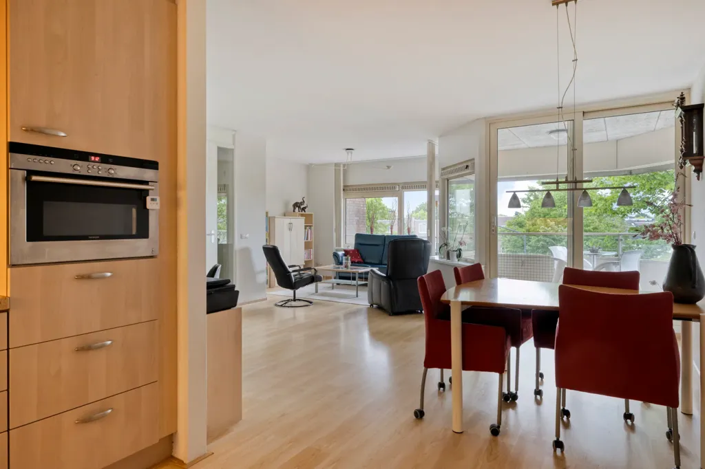 Köök - Modern Flat with Balcony in Oosterhout Centre