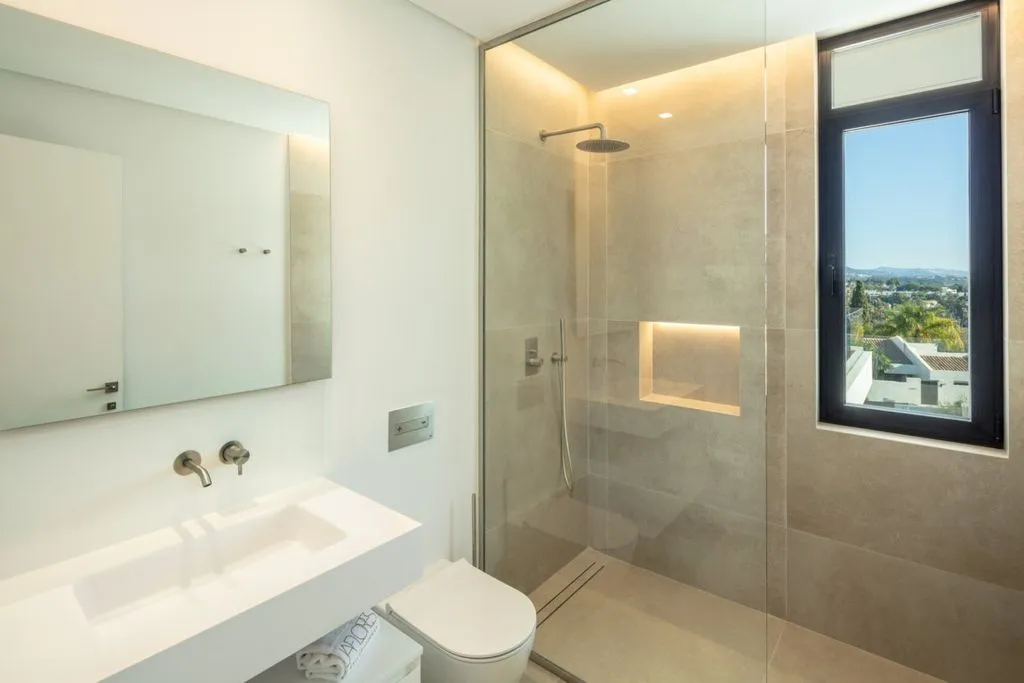Salles de bain - Luxury Villa with Infinity Pool in Nueva Andalucia
