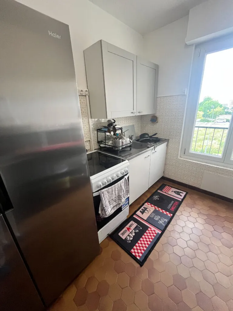 Kitchen - 3-Bedroom Apartment with Balcony in Reims
