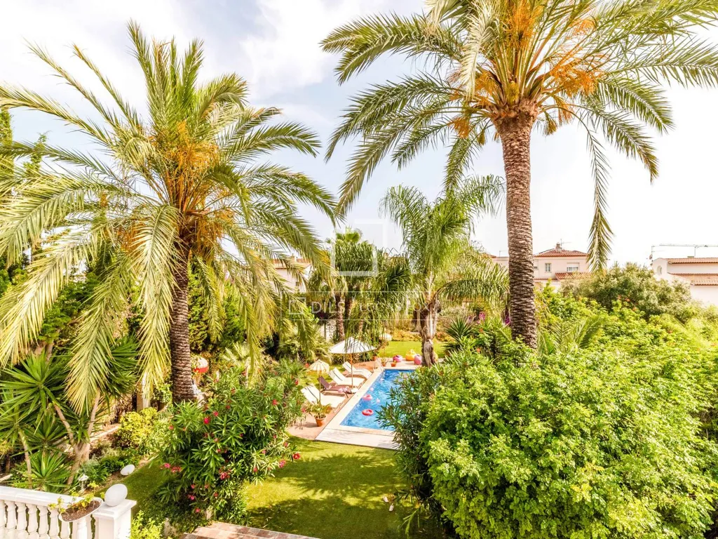 Aed - Six-Bedroom House with Pool in Levantina