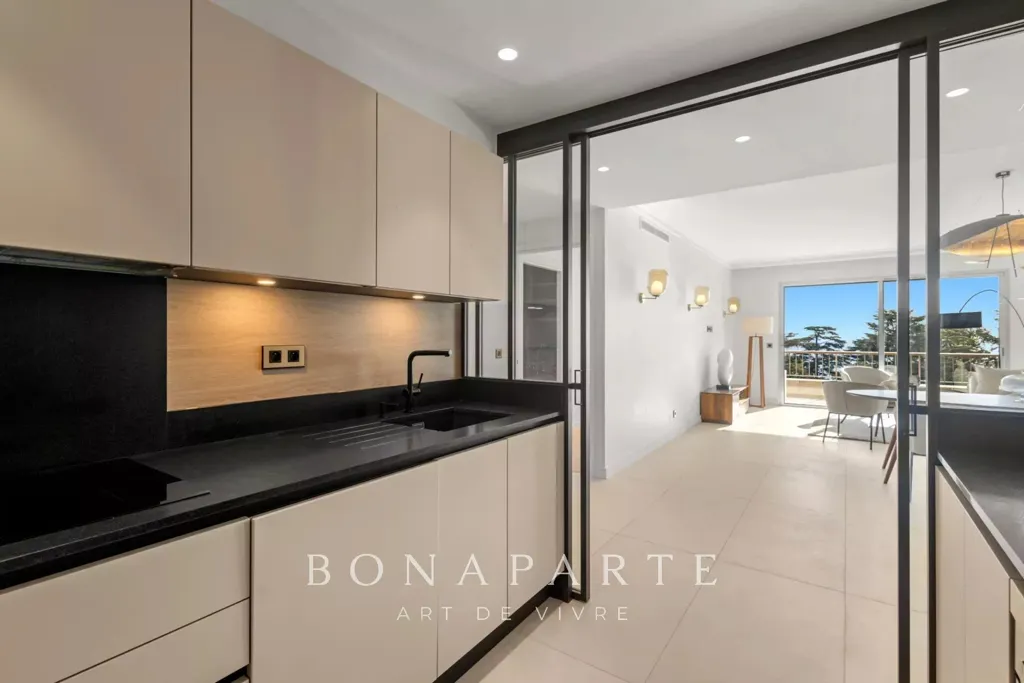 Cuisine - Appartement Rénové avec Vue Panoramique à Cannes