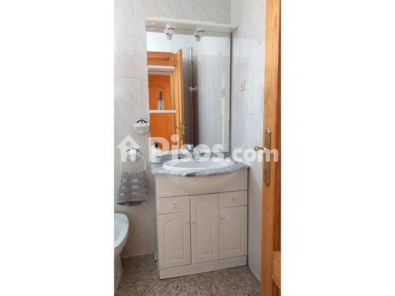 Baños - Piso exterior con balcón en Calle de García de Loaysa