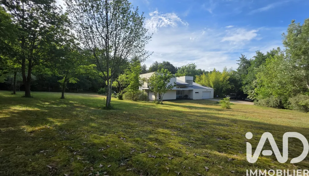 Aed - Architectural House with Pool near Guécelard