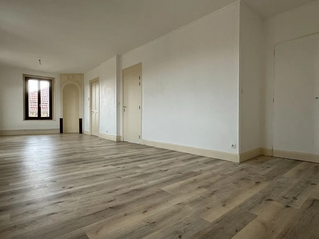 Rooms - 1930s Apartment with Balcony in Pont-Saint-Vincent