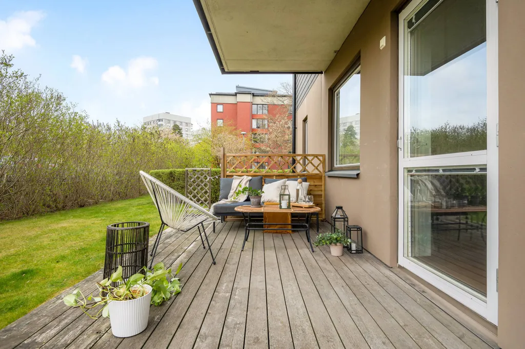 Rõdu - Spacious 3-Bedroom Flat with Terrace in Hässelby Strand