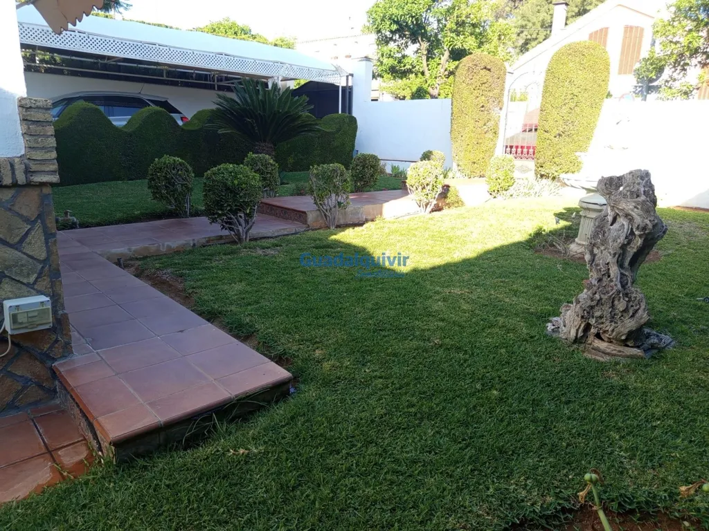 Garden - Independent Chalet with Pool in Cerros de Montequinto