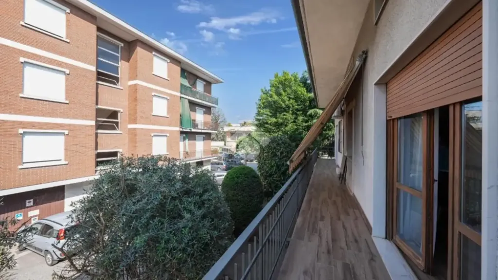 Balcon - Rustic Villa with Balcony in Verano Brianza