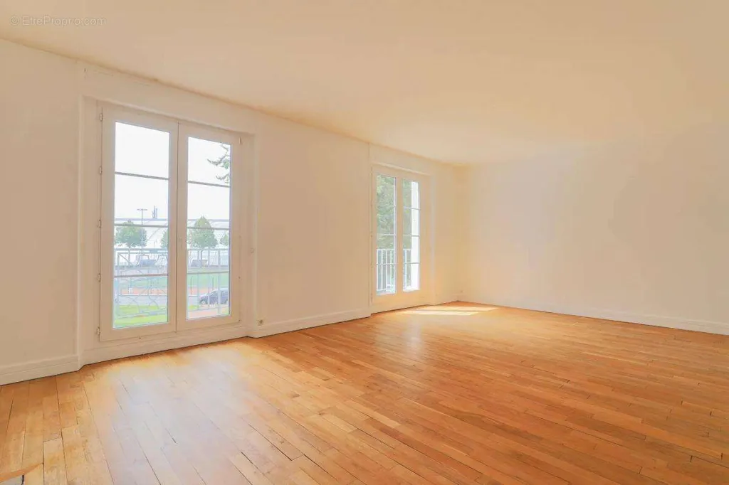 Rooms - 3-Bedroom Apartment with Balcony in Amiens