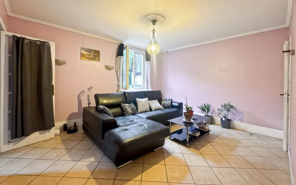 Living Room - Ground Floor House with Garage in Bondy