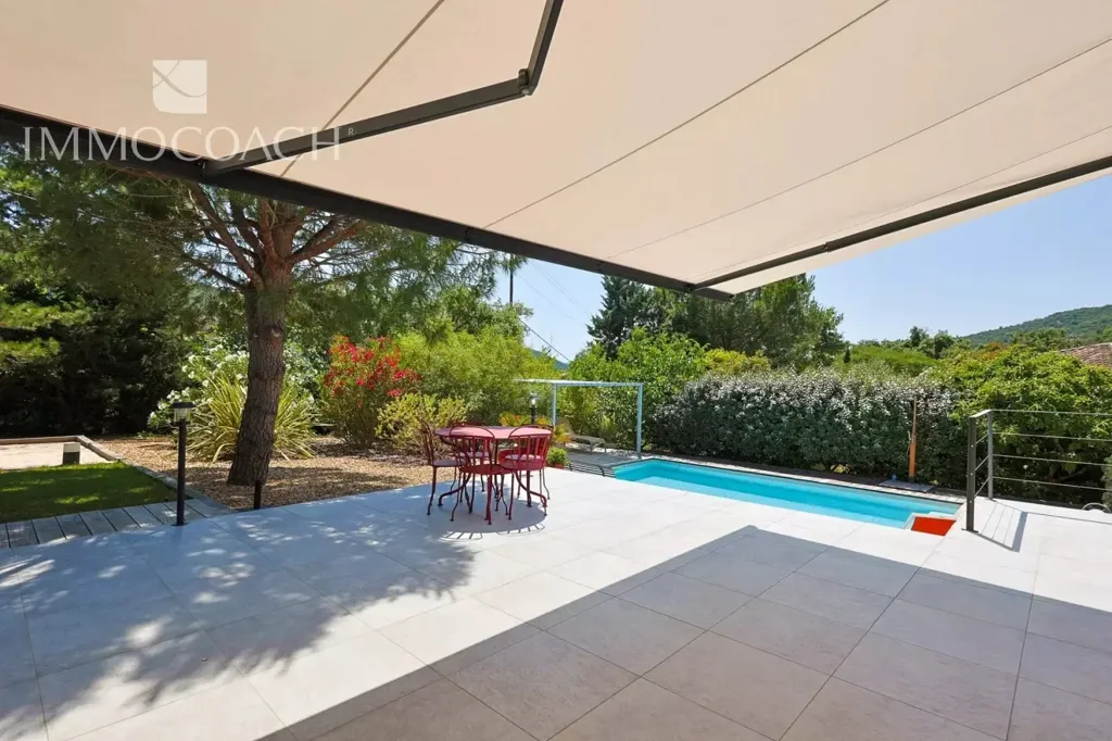 Piscine - Villa Récemment Construite avec Piscine à Hyères